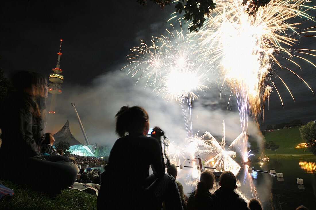 Sommerfest mit Feuerwerk am Olympiapark, München, Bayern, Deutschland, Europa