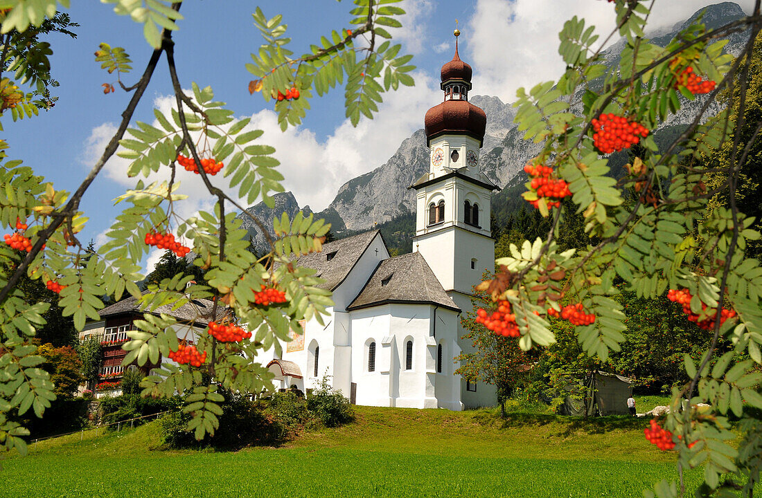 Die Kirche St. Martin über Wattens im Inntal, Tirol, Österreich, Europa