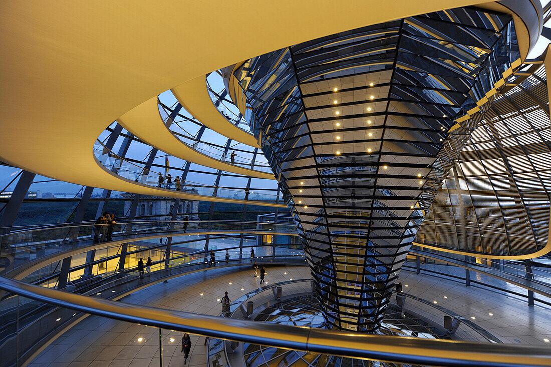 Innenansicht der Reichstagskuppel am Abend, Mitte, Berlin, Deutschland, Europa