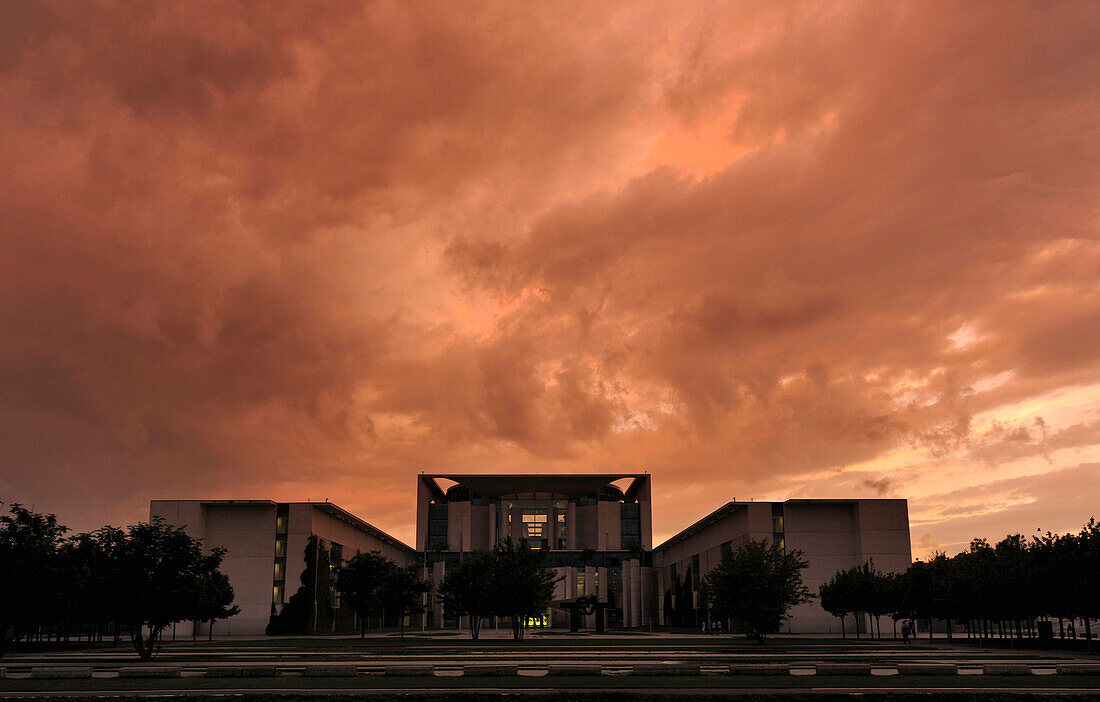 Thunder clouds above Federal Chancellery in the evening, Mitte, Berlin, Germany, Europe
