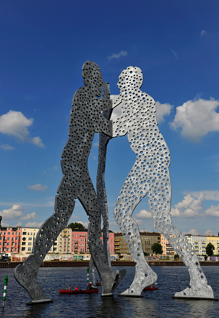 Molecule Man, Metallfigur in der Spree, Friedrichshain, Berlin, Deutschland, Europa