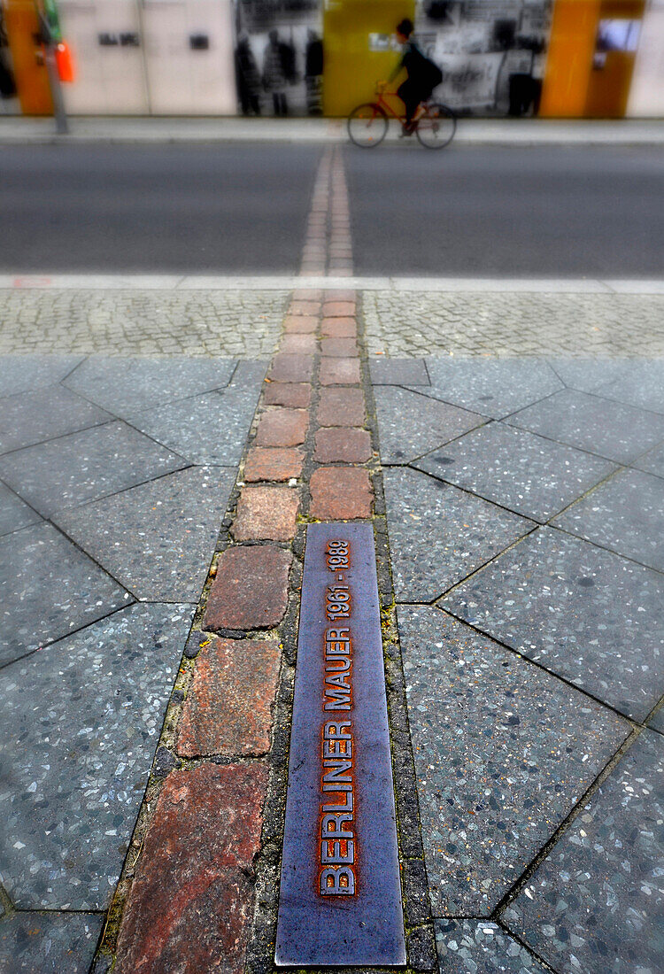 Markierung der ehemaligen Berliner Mauer, Checkpoint Charlie, Mitte, Berlin, Deutschland, Europa