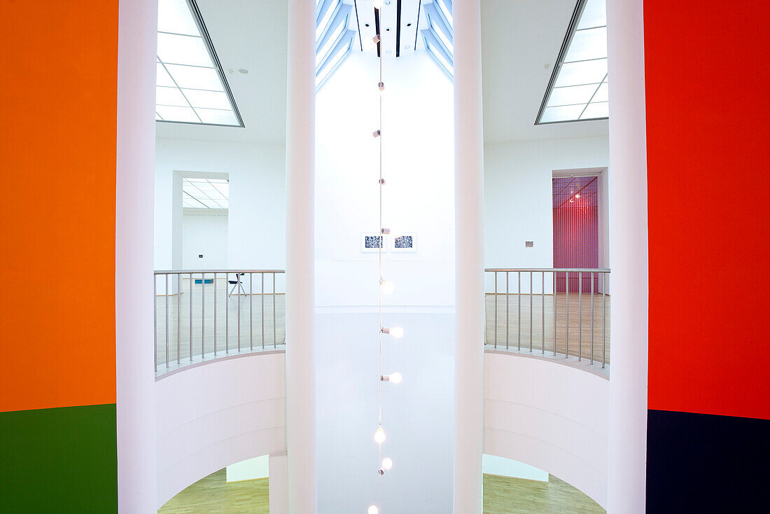 MMK Museum für Moderne Kunst, Installationsansicht: Felix Gonzalez-Torres. Untitled” (Summer), 1993, zentrales Treppenhaus, Frankfurt am Main, Hessen, Deutschland, Europa