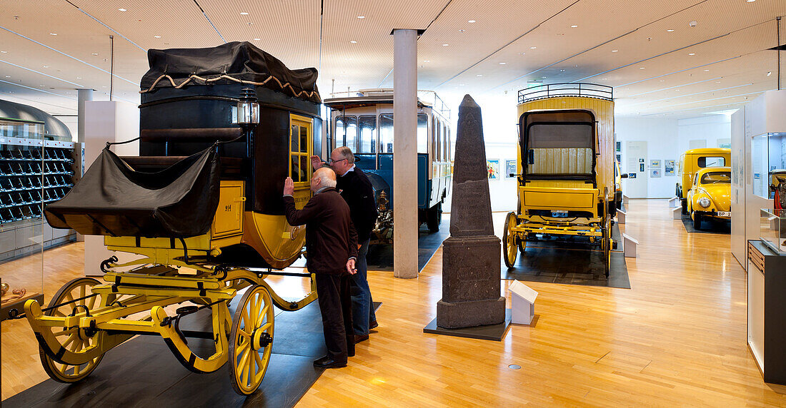 Über Jahrhunderte erfolgte der Transport von Personen und Fracht mit Postkutschen, Museum für Kommunikation Frankfurt, Architekt Günter Behnisch,  Frankfurt am Main, Hessen, Deutschland, Europa