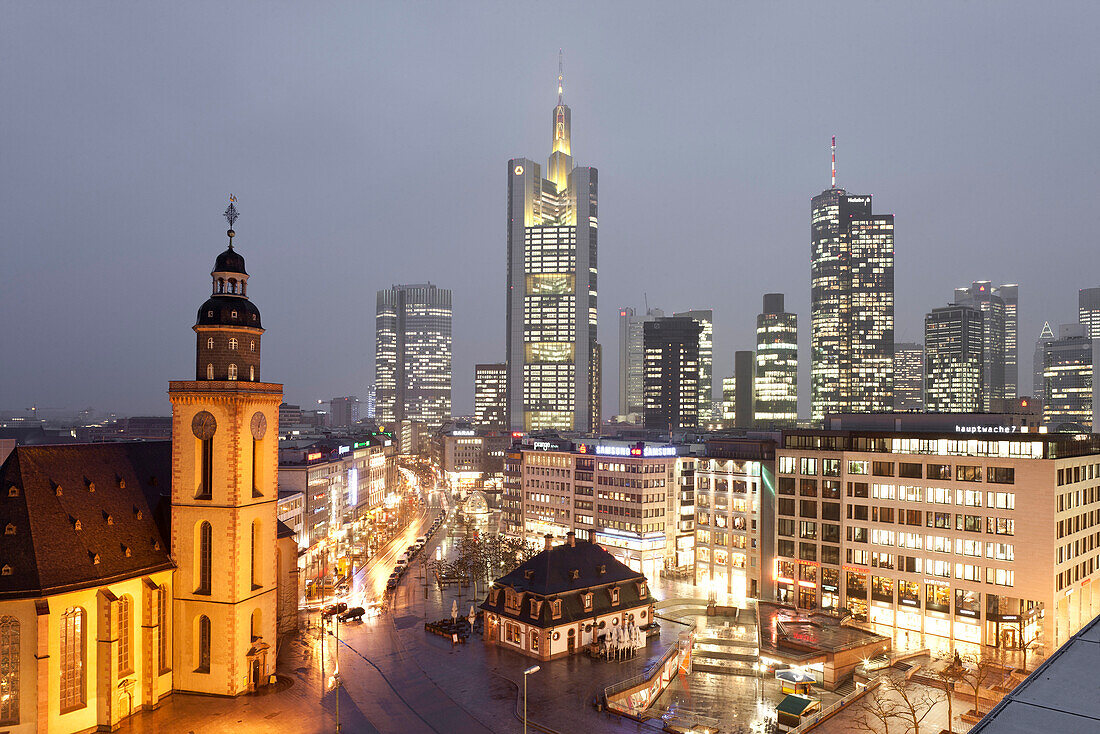 Blick von der Zeilgalerie auf die Frankfurter Skyline, an der Hauptwache mit Katharinenkirche auf der linken Seite, Frankfurt am Main, Hessen, Deutschland, Europa