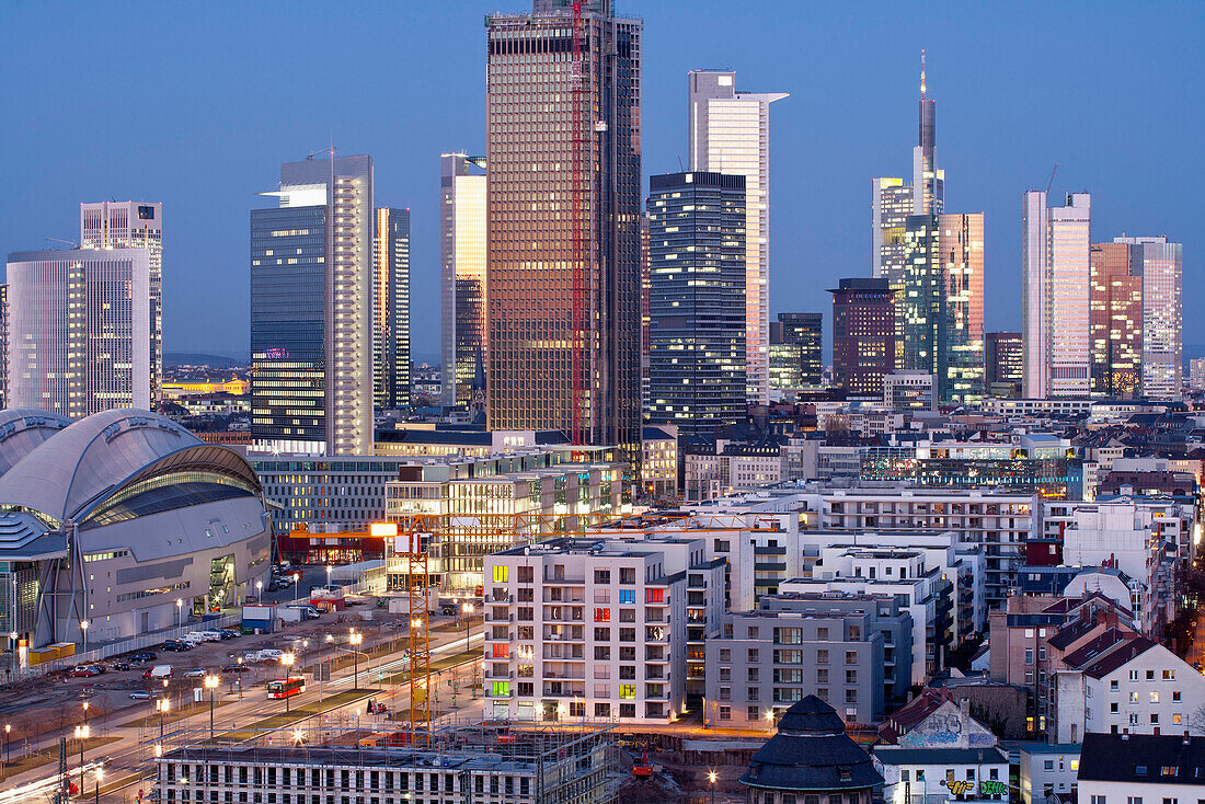 Blick auf das Messegelände und die Frankfurter Skyline, Frankfurt am Main, Hessen, Deutschland, Europa