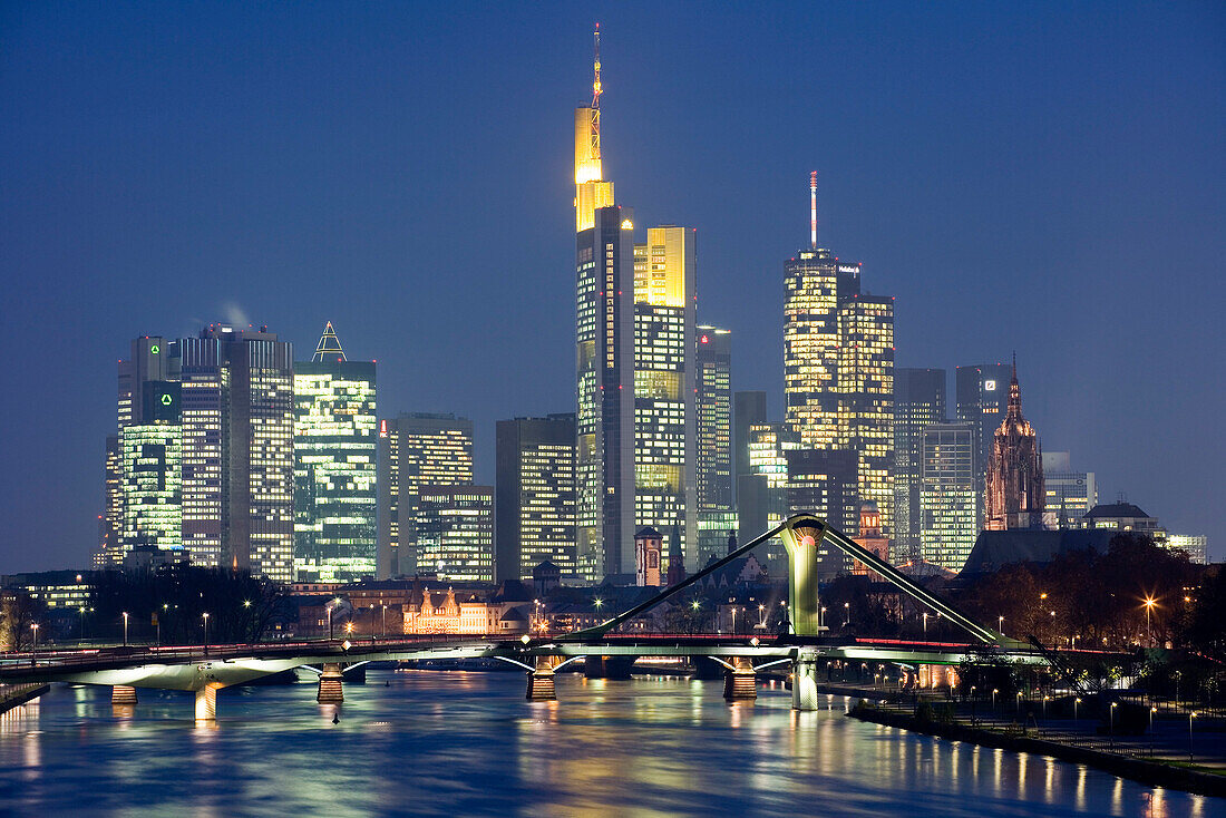 Blick über den Main auf die Frankfurter Skyline, Frankfurt am Main, Hessen, Deutschland, Europa