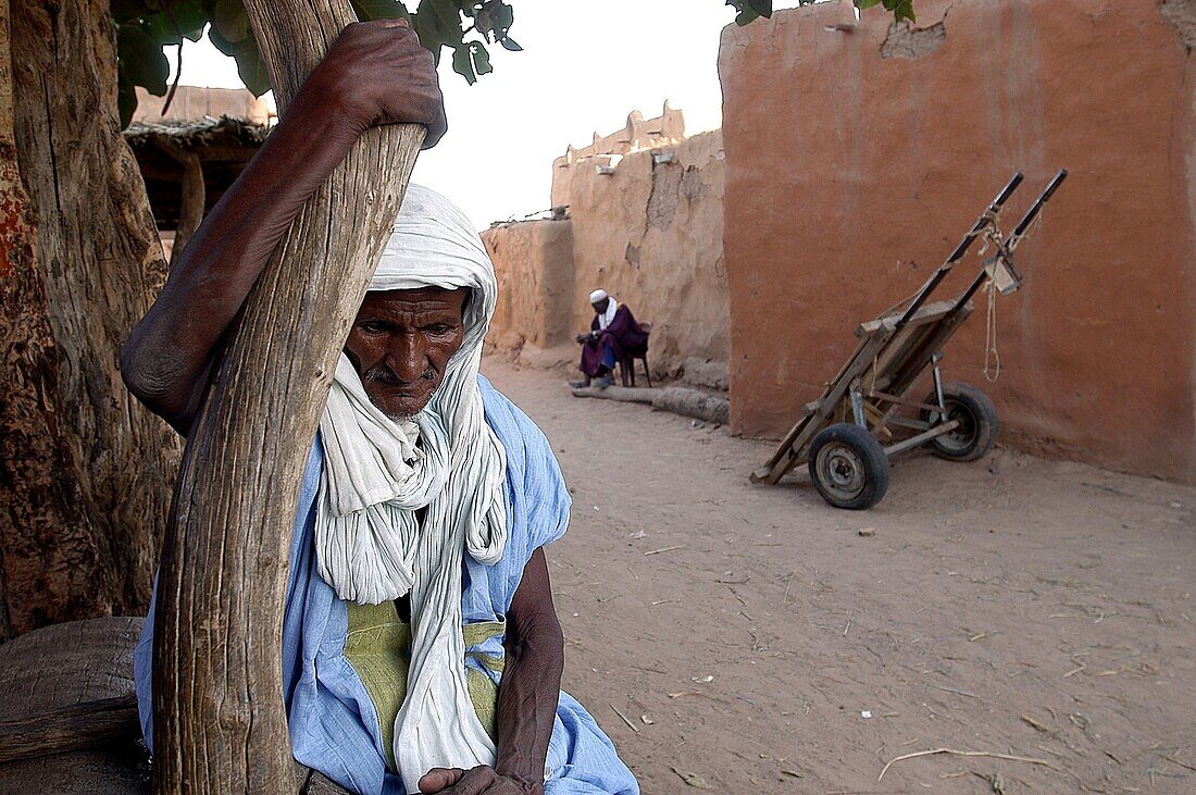 Mauritanie, Guidimakha, Boully, Farmer who lost his crop to locusts