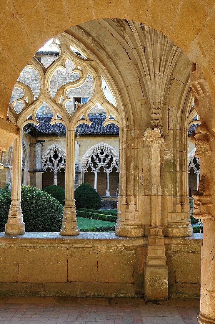 France, Dordogne, Cadouin, Cadouin abbey cloister