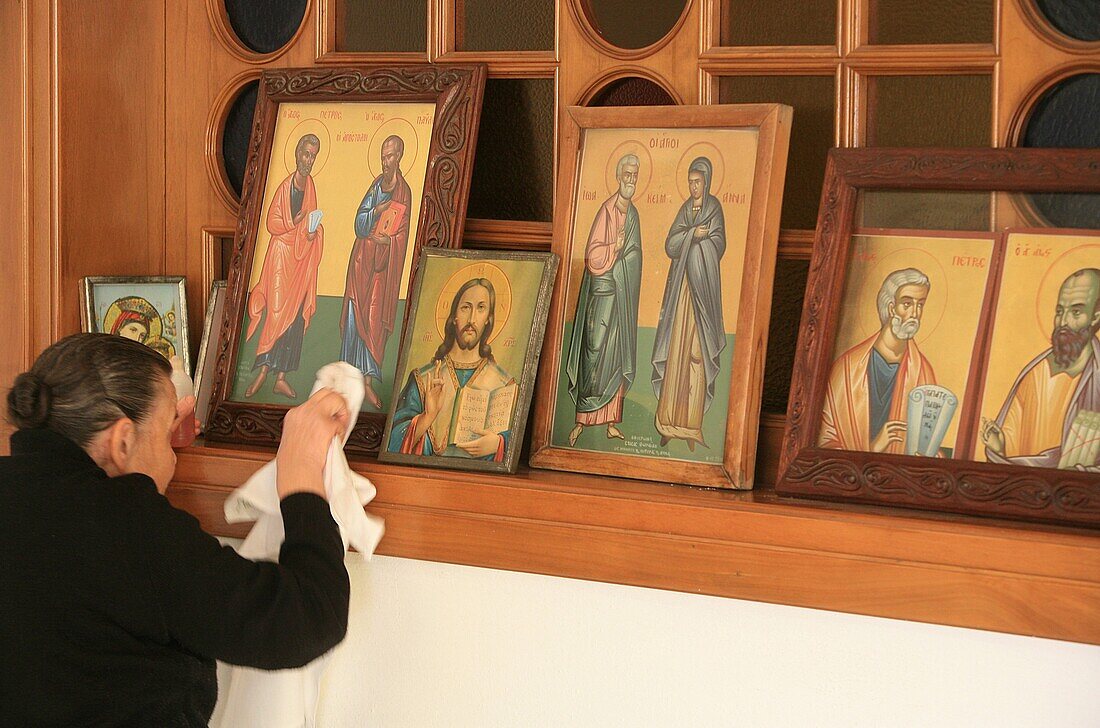 Grèce, Macédoine, Thessalonique, Greek orthodox woman cleaning icons