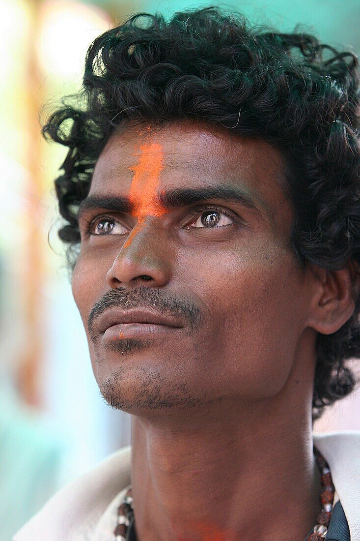 Inde, Bengale Occidental, Kolkatta, Hindu devotee at Kali temple