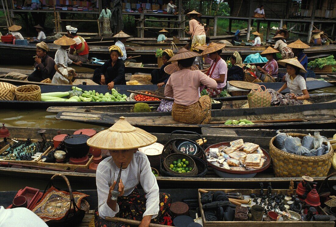 Myanmar, Shan state, Inle Lake floating market