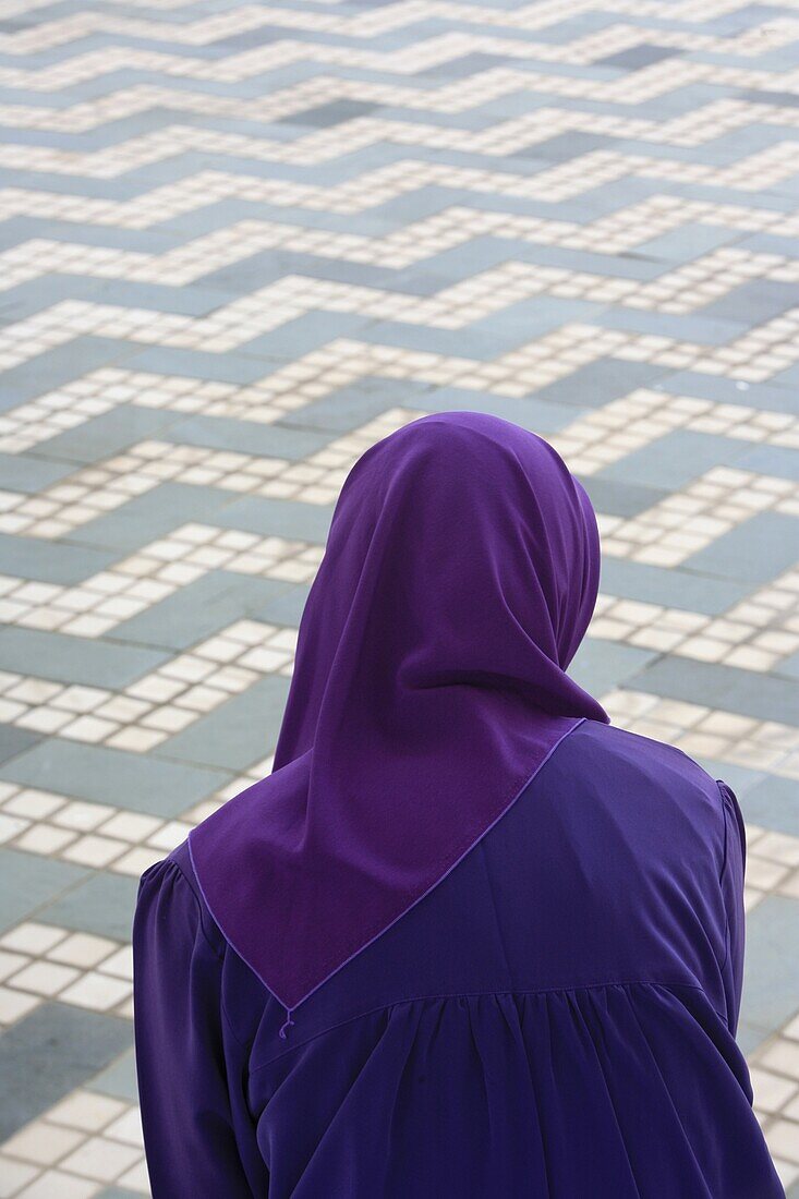 Malaysia, Selangor, Selangor, Shal Halam mosque. Muslim  woman.