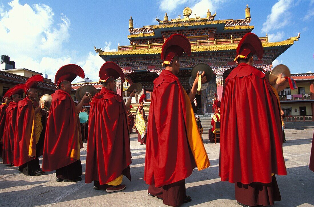 Népal, Bodh Nath, Tibetan monks celebrating Lo Sar New Year Festival