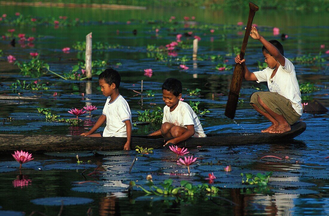 Philippines, Mindanao, Lac Sebu, T'boli children paddling on lake Sebu