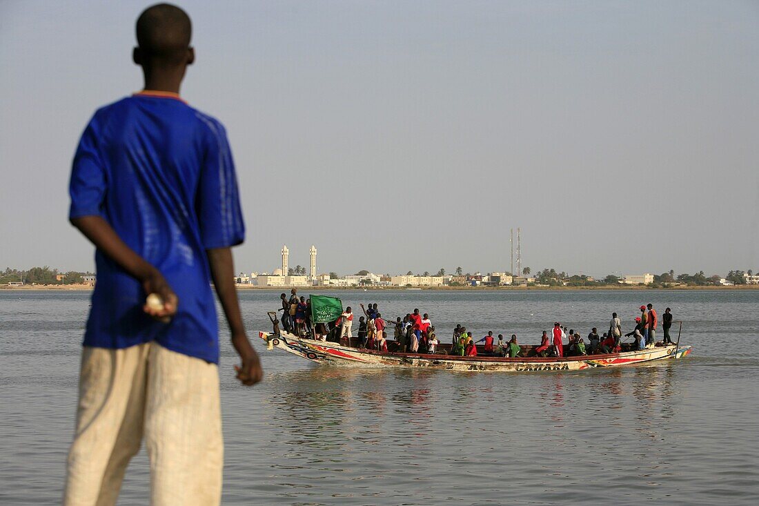 Sénégal, Saint Louis, Boy looking at a boat