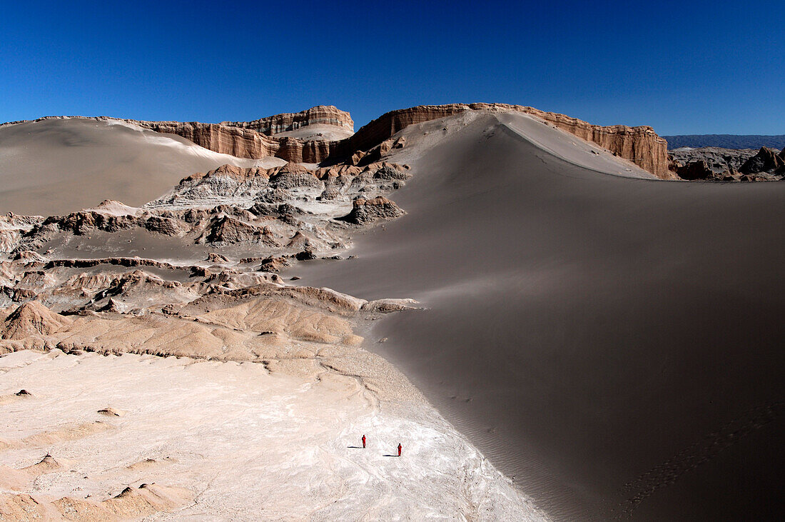 Chile, Valle de la Luna, salt mountains and dune, two persons