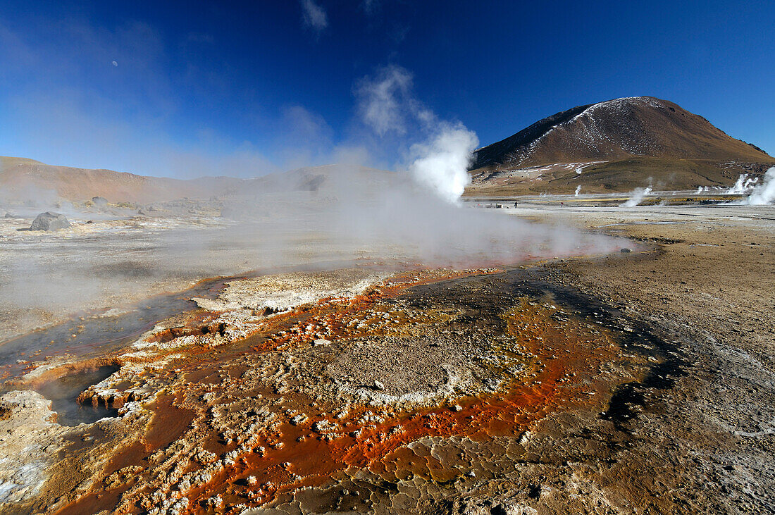 Chile, San Pedro de Atacama, El Tatio, general view, orange deposits in the foreground, moutains in the back