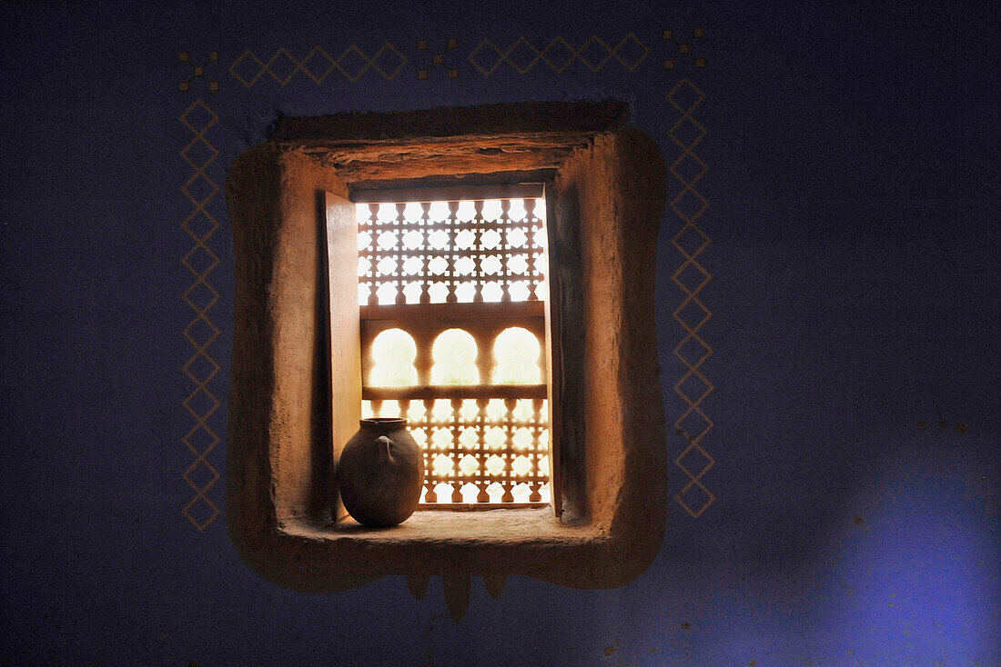Verziertes Fenster in der Kasbah Asslim in Agdz, Draa Tal, südlich vom Hohen Atlas, Marokko, Afrika