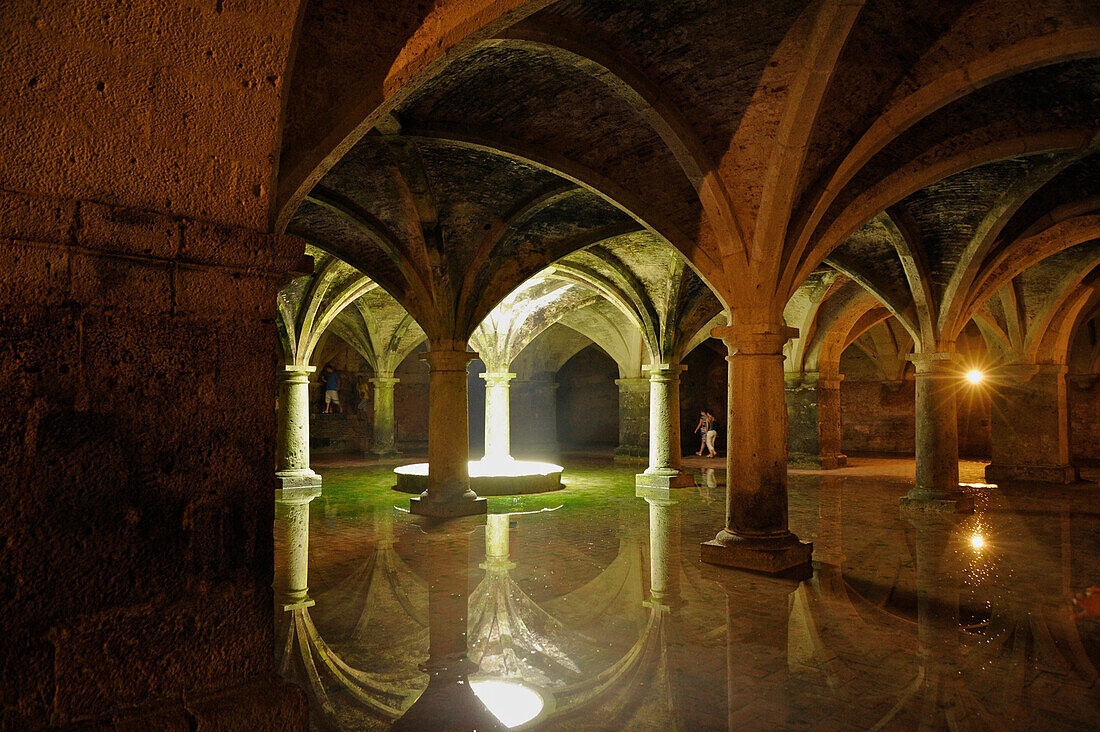 Zisterne in der portugiesischen Altstadt in El Jadida, Säulen spiegeln sich im Wasser, Atlantik Küste, Marokko, Afrika