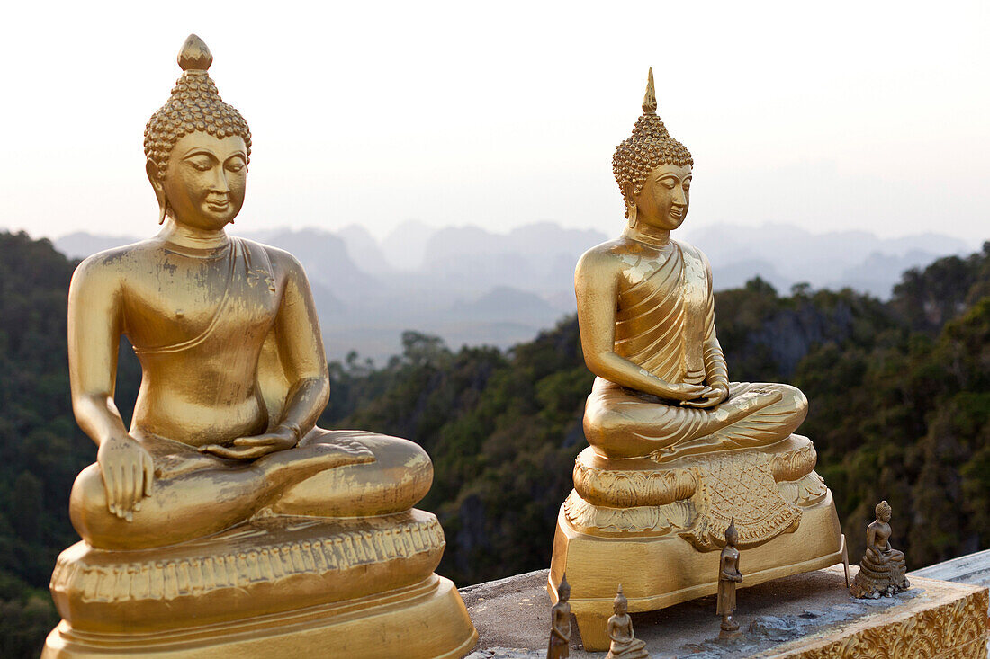 Buddhafiguren auf dem Tempelberg bei Sonnenuntergang, buddhistisches Kloster Tiger Cave Temple, Wat Tahm Sua, Wat Tham Sua, Krabi, Thailand, Asien