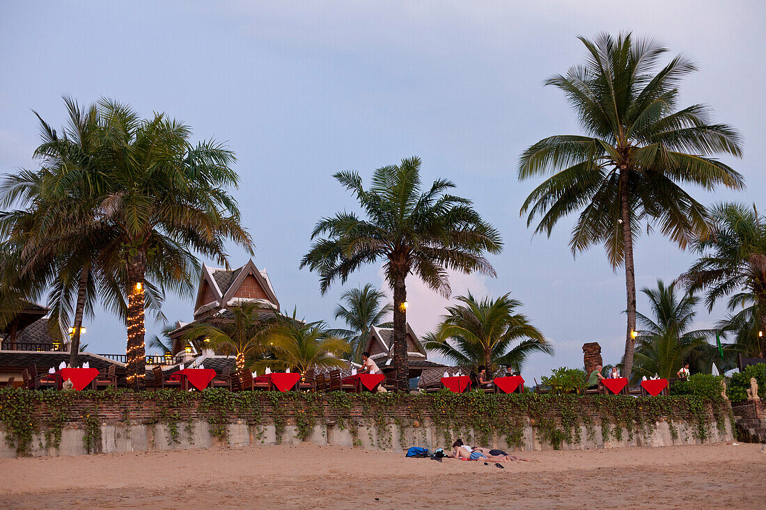Restaurant des Mukdara Beach Resort am Strand in der Abenddämmerung, Andamanensee, Indischer Ozean, Bang Niang Beach, Khao Lak, Thailand, Asien