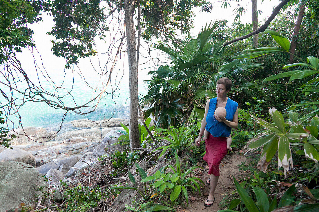 Deutsche Mutter mit Baby wandert durch den Dschungel an der Küste, Khao Lak Lamru Nationalpark, Andamanense, Indischer Ozean, Khao Lak, Thailand, Asien