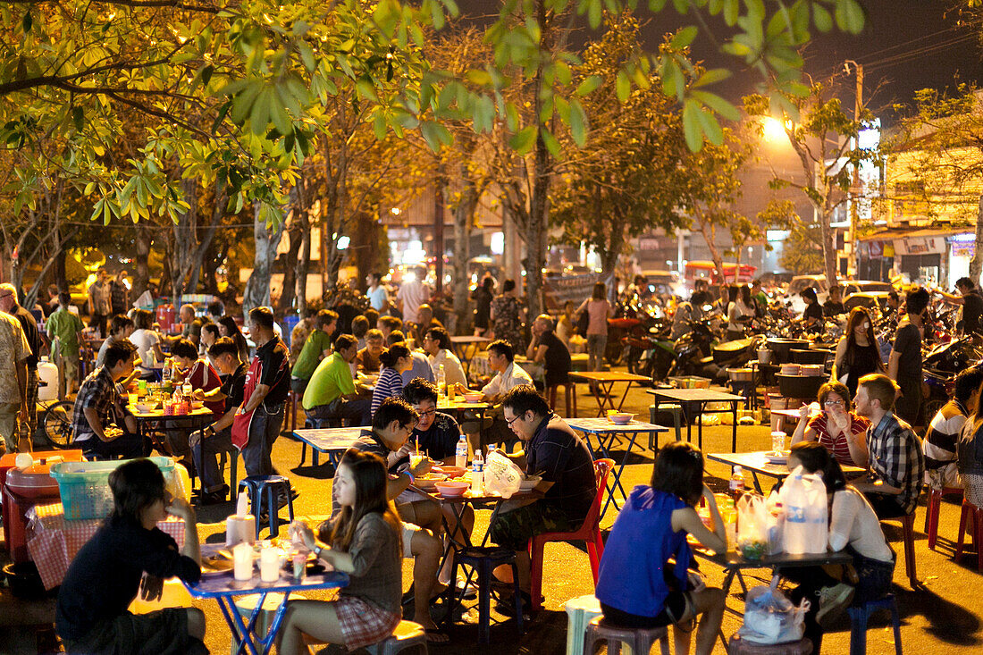 Menschen an Tischen der Restaurants auf dem Nachtmarkt, Chiang Mai, Thailand, Asien