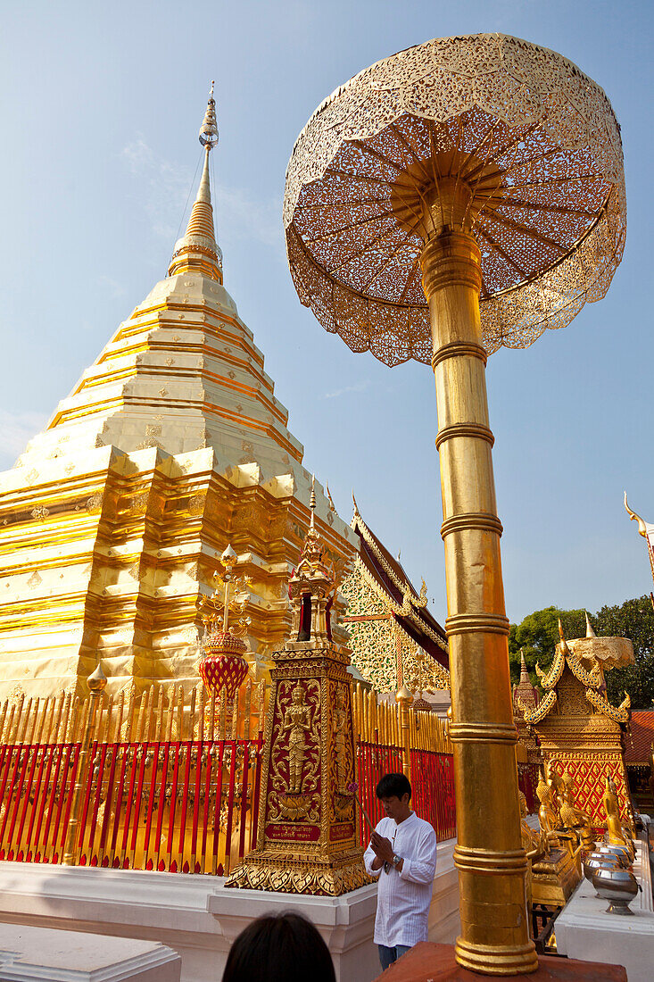 Wat Doi Suthep, gläubiger Mann läuft um die goldene Pagode, buddhistischer Tempel auf einem Berg, Chiang Mai, Thailand, Asien