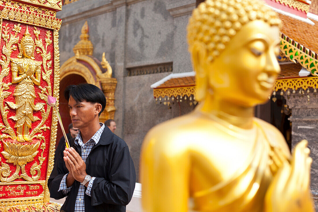 Wat Doi Suthep, gläubiger Mann mit Lotusblume läuft um die Pagode, Chiang Mai, Thailand, Asien