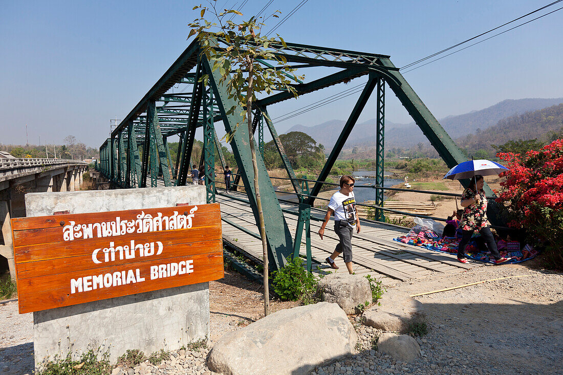 Touristen auf der Pai River Memorial Bridge, Pai, Thailand, Asien