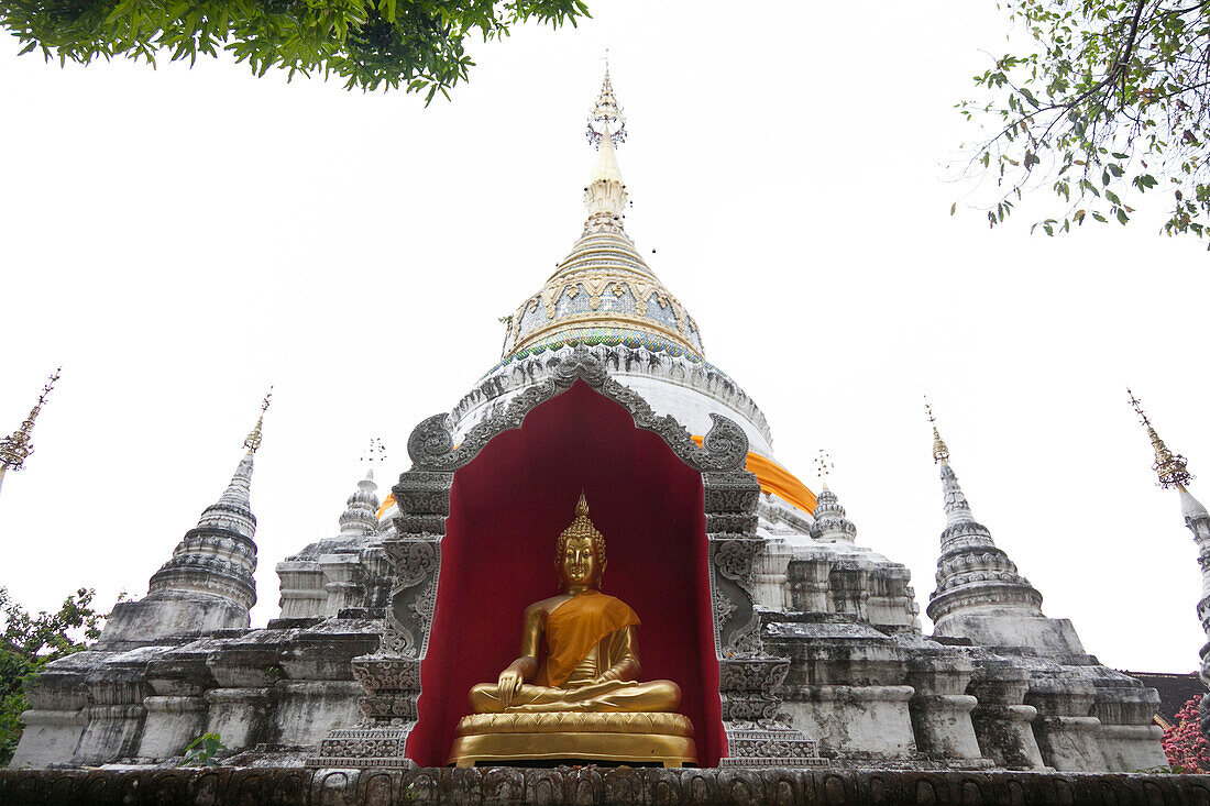 Goldene Buddha Figur in der Tempelanlage Wat Bupparam, Chiang Mai, Thailand, Asien