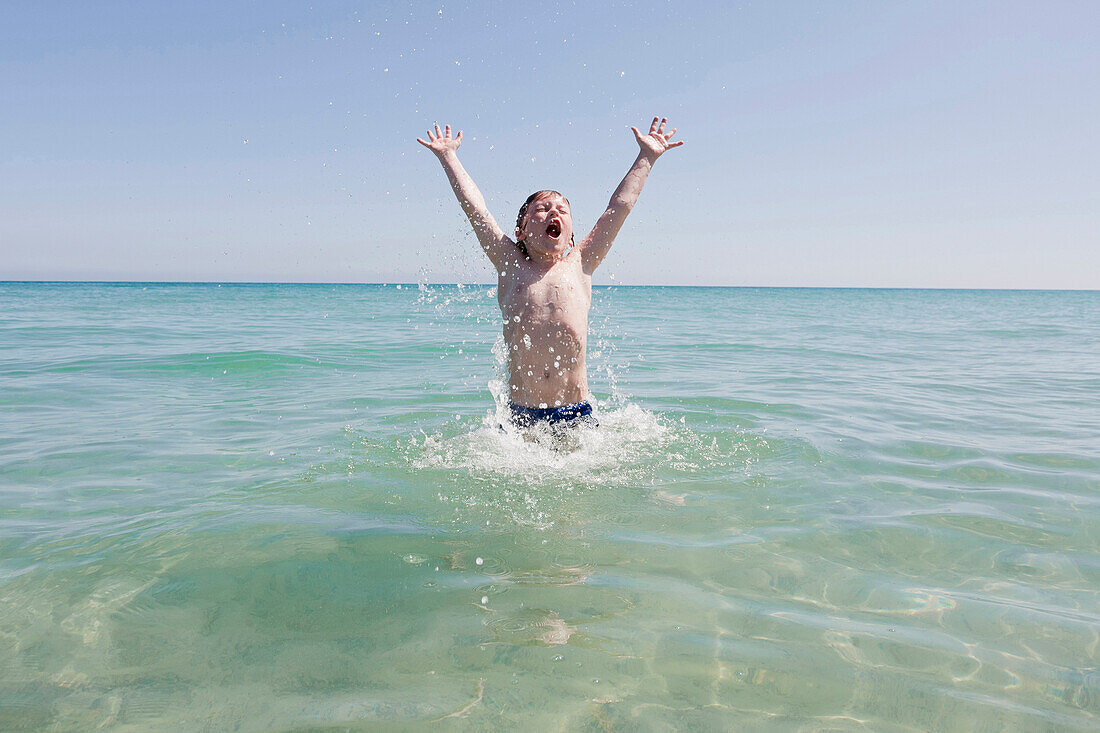 Junge badet im Atlantik, Costa Calma, Fuerteventura, Kanarische Inseln, Spanien