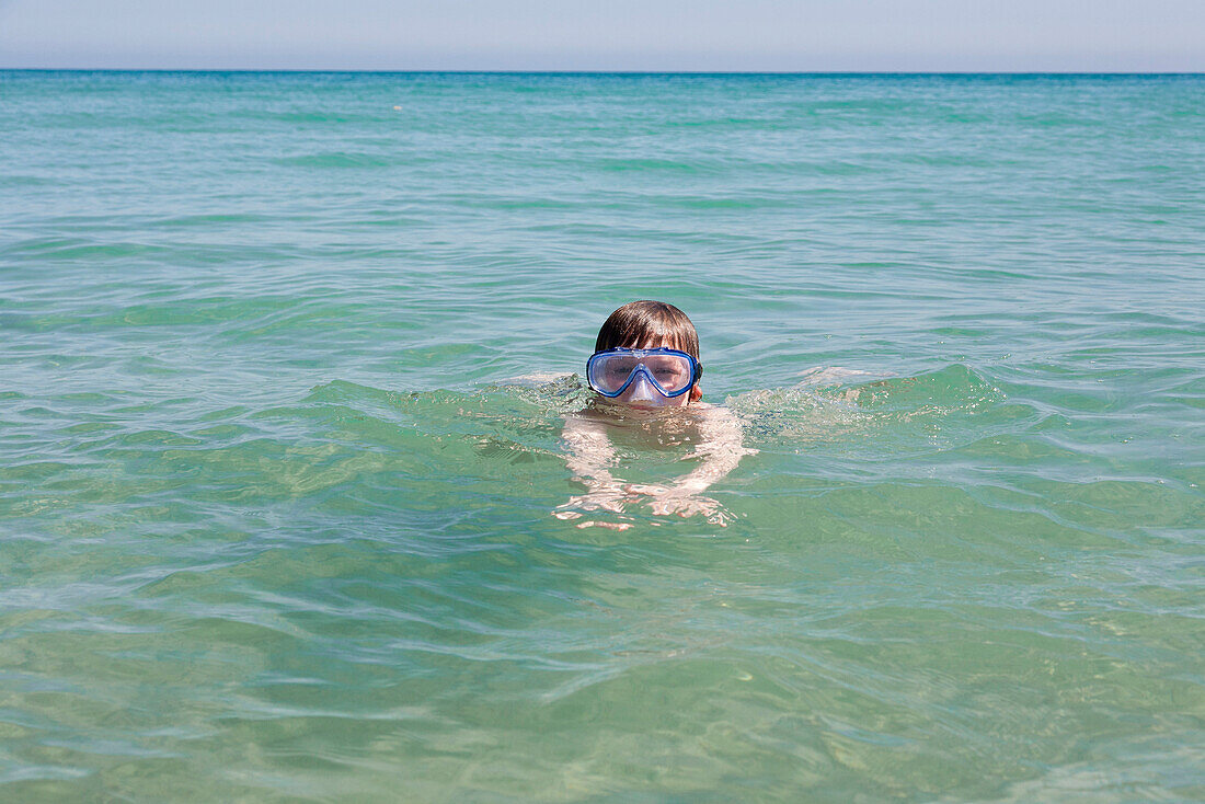 Junge mit Taucherbrille schwimmt im Atlantik, Costa Calma, Fuerteventura, Kanarische Inseln, Spanien