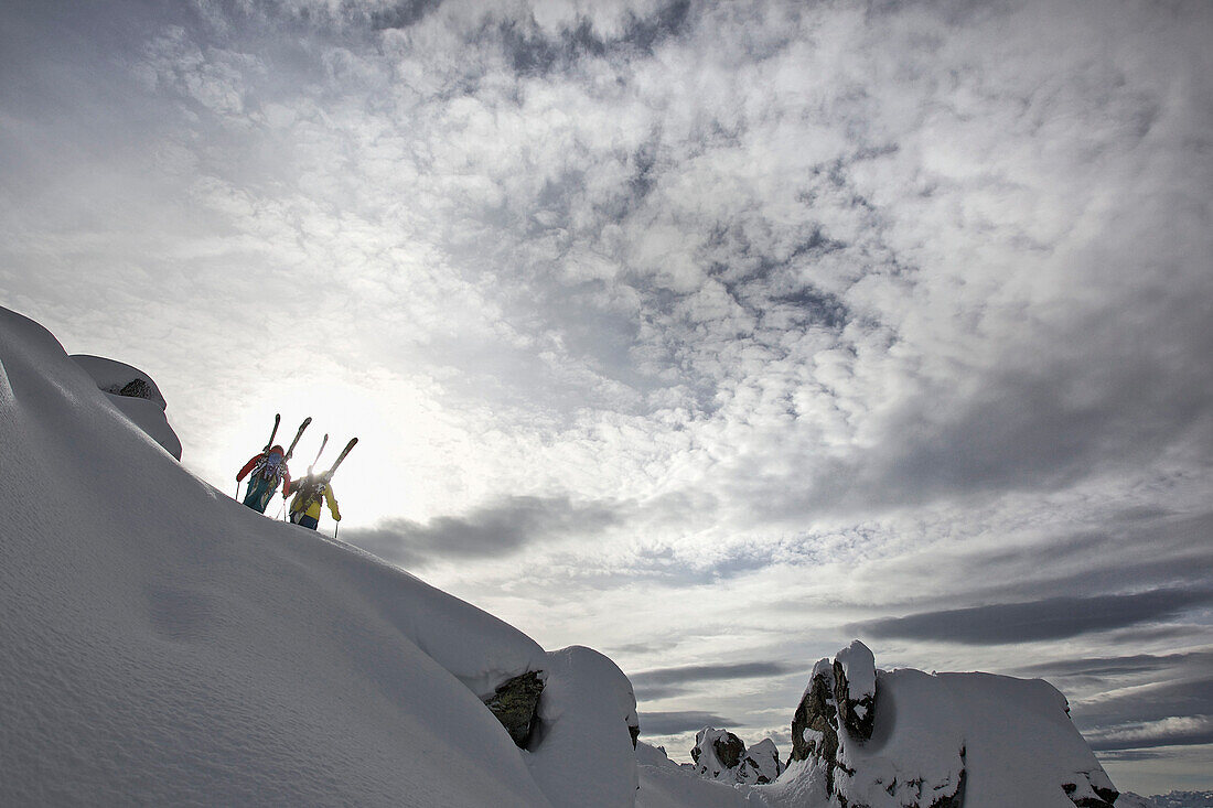 Zwei Skifahrer beim Aufstieg, Chandolin, Anniviers, Wallis, Schweiz