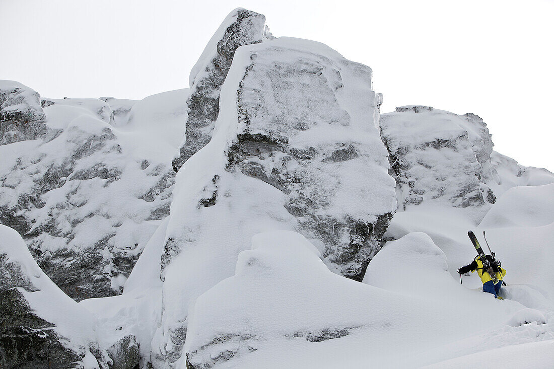 Skifahrer beim Aufstieg, Chandolin, Anniviers, Wallis, Schweiz
