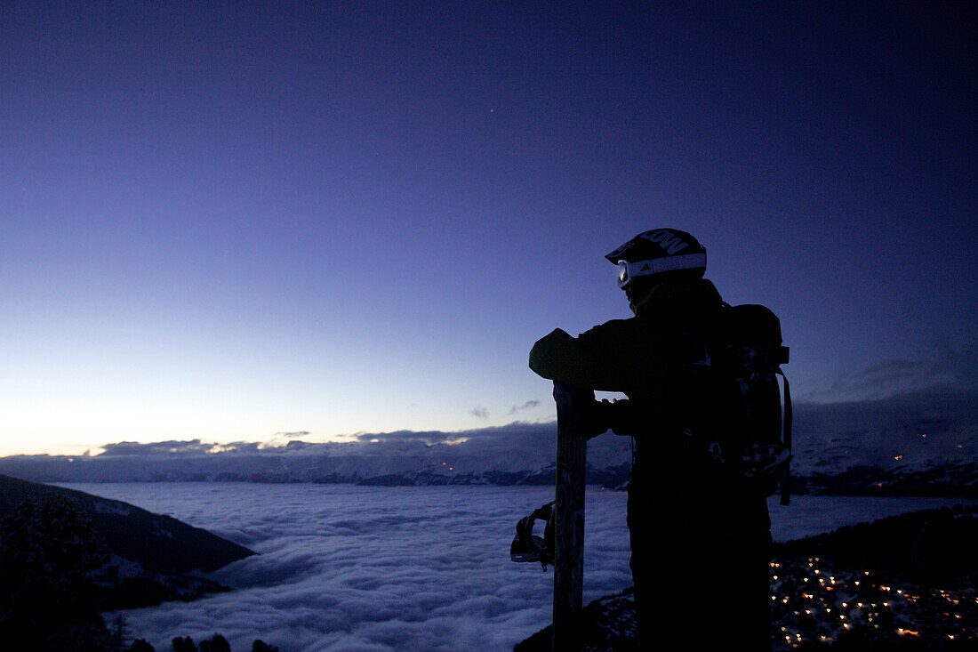 Snowboarder betrachtet Panorama in der Dämmerung, Chandolin, Anniviers, Wallis, Schweiz