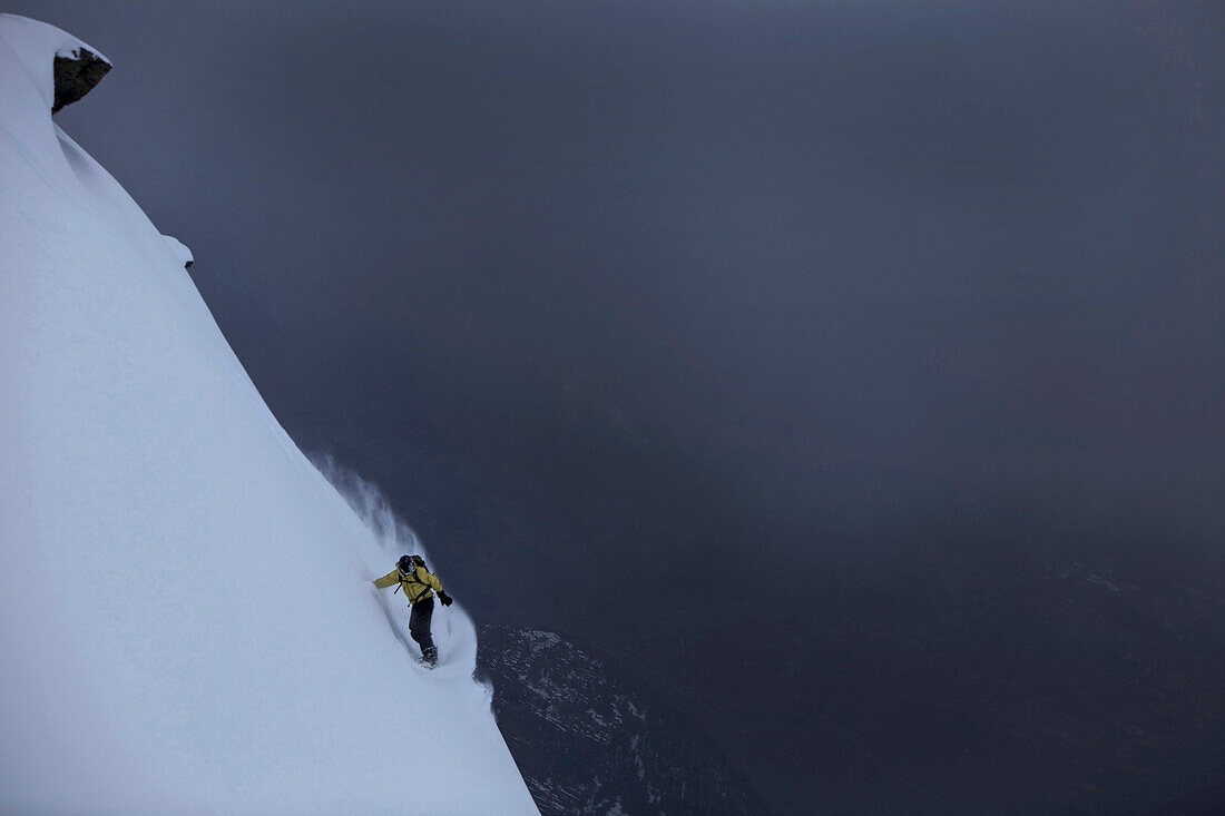 Snowboarder fährt abseits der Piste im Tiefschnee, Chandolin, Anniviers, Wallis, Schweiz