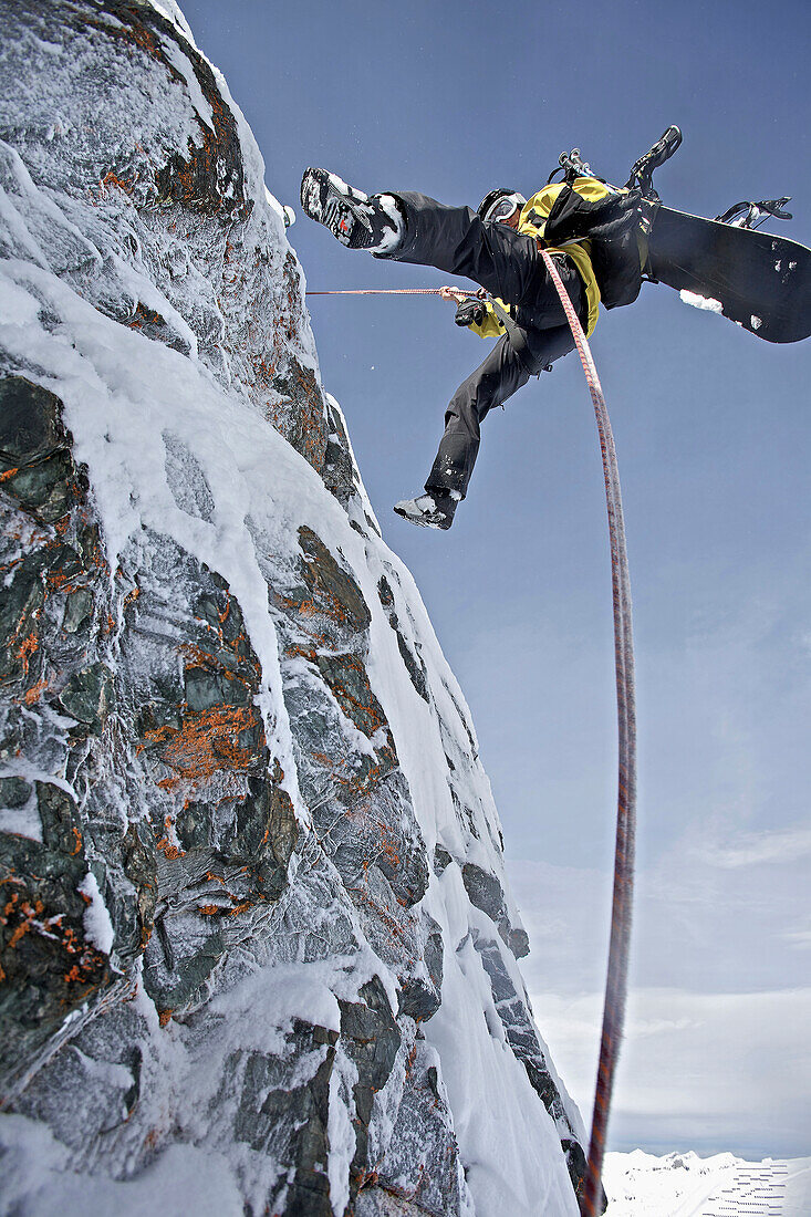 Snowboarder seilt sich ab, Chandolin, Anniviers, Wallis, Schweiz