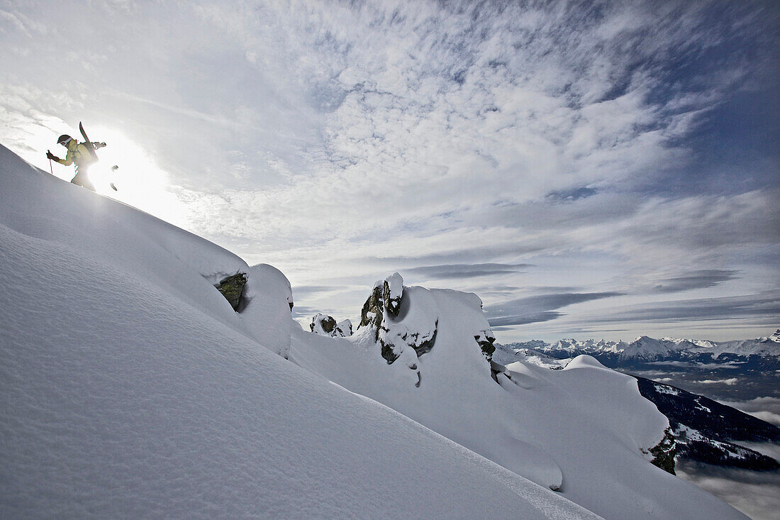 Snowboarder beim Aufstieg im Tiefschnee, Chandolin, Anniviers, Wallis, Schweiz