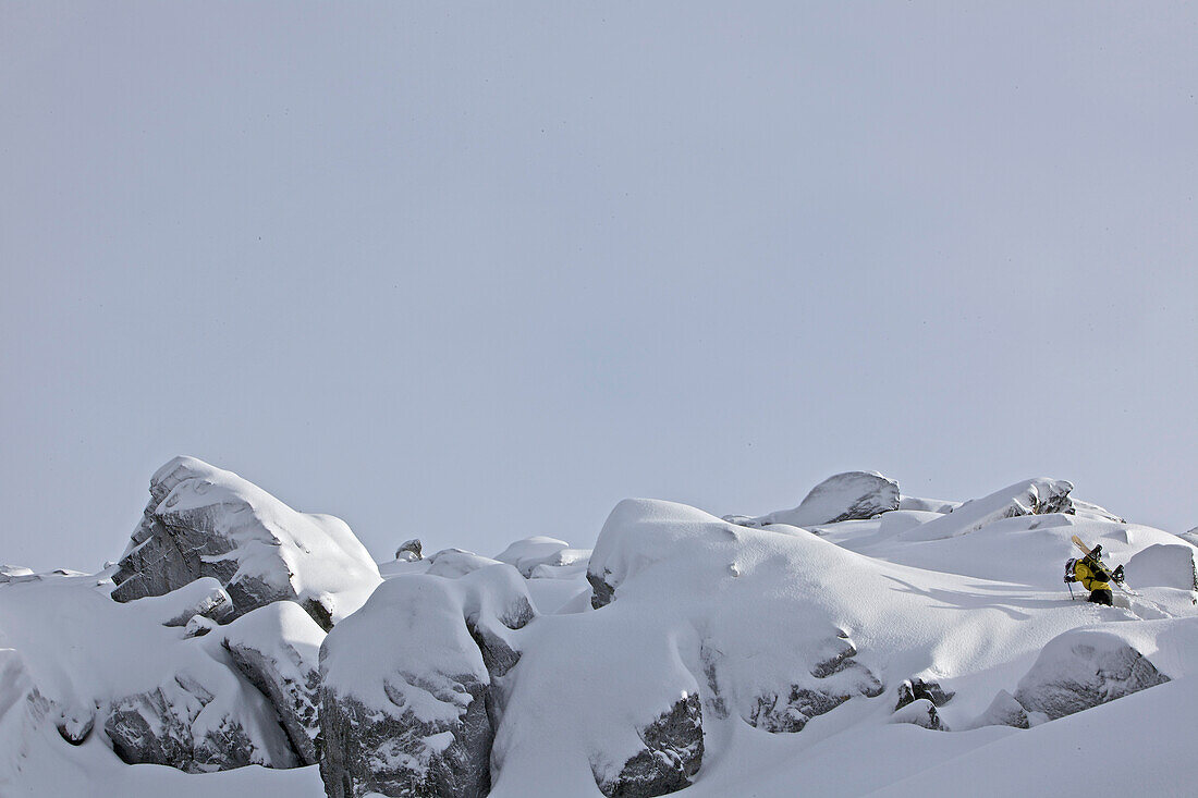 Snowboarder beim Aufstieg im Tiefschnee, Chandolin, Anniviers, Wallis, Schweiz