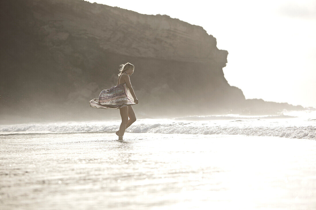 Junge Frau am Strand, Fuerteventura, Spanien