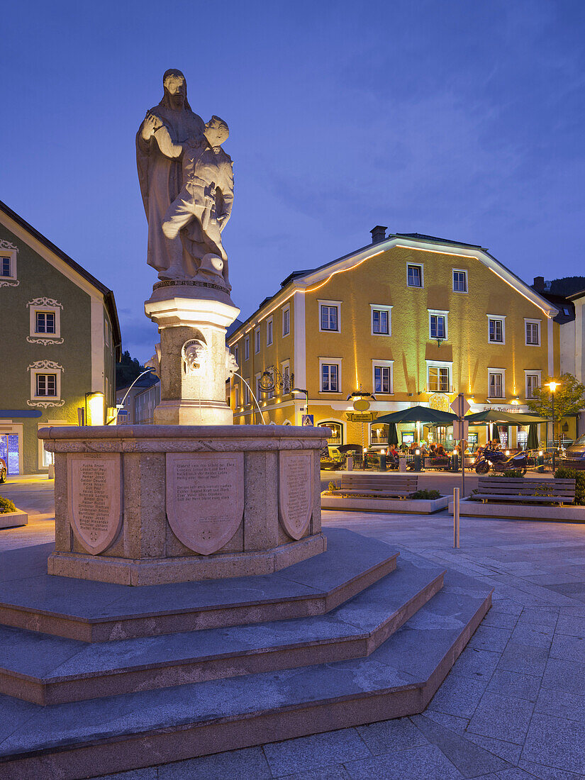 Marktplatz in Tamsweg mit Statue, Lungau, Salzburg, Österreich