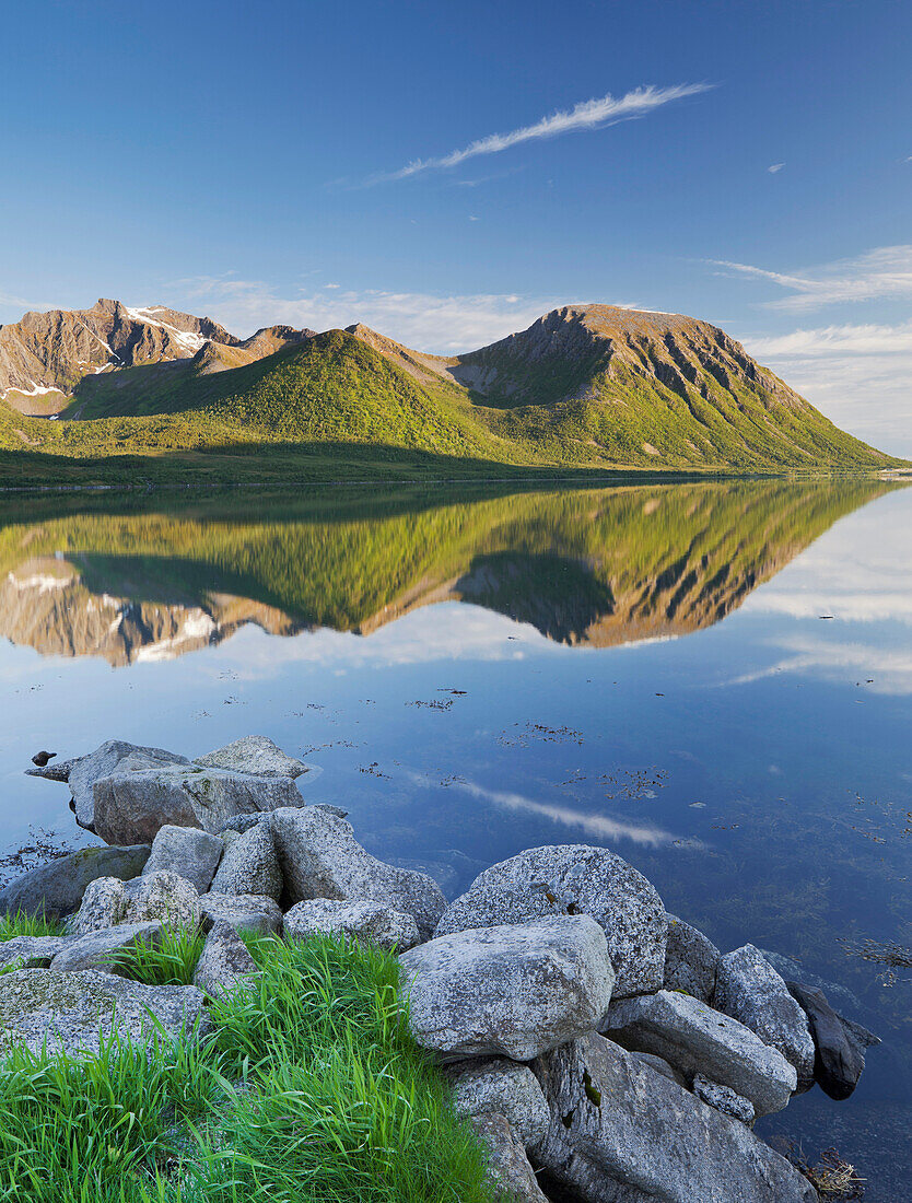 Spiegelung der Berge im Morfjorden, Sandsfjellet im Hintergrund, Austvagoya, Lofoten, Nordland, Norwegen