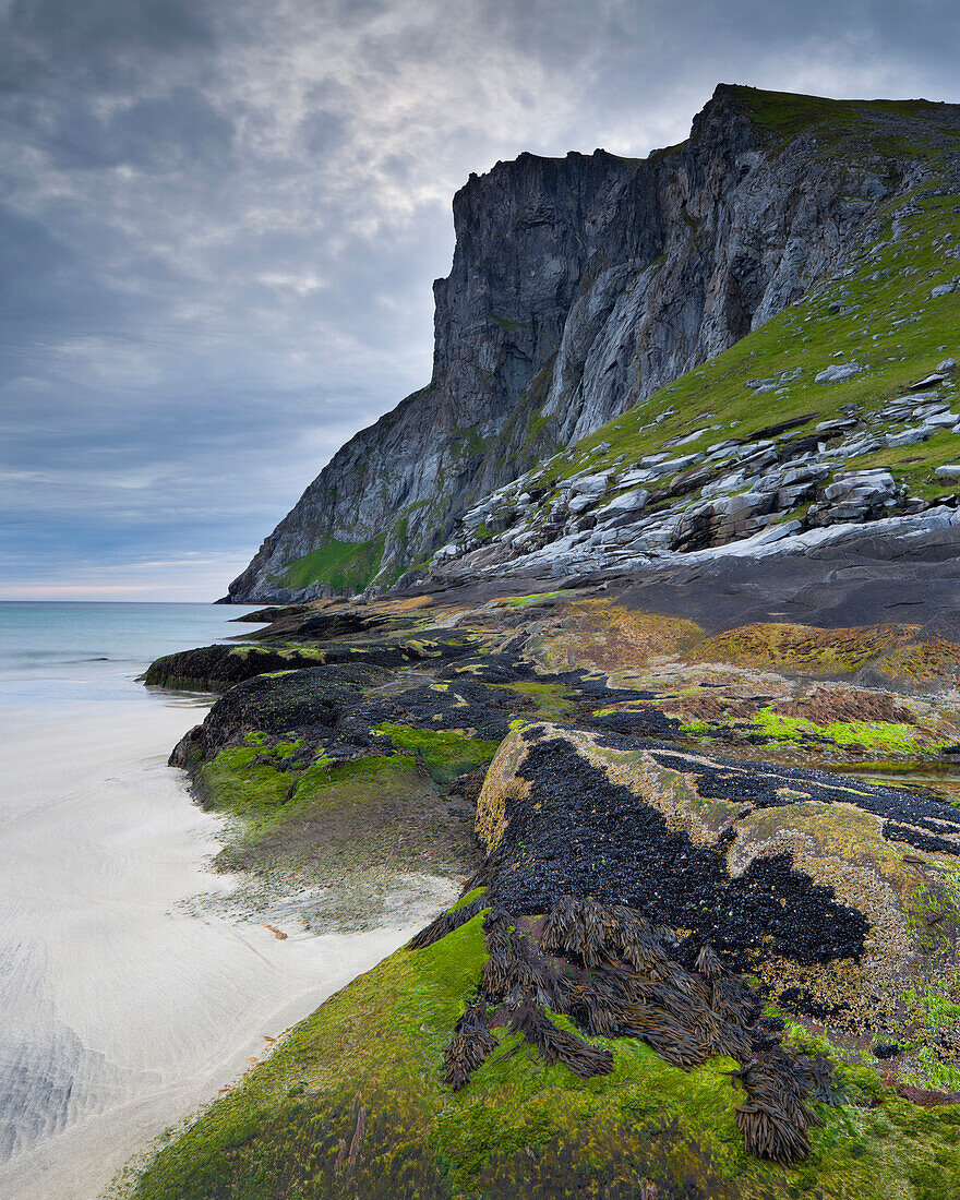 Landschaft und Bucht in der Nähe von Kvalvika, Moskenesoya, Lofoten, Nordland, Norwegen