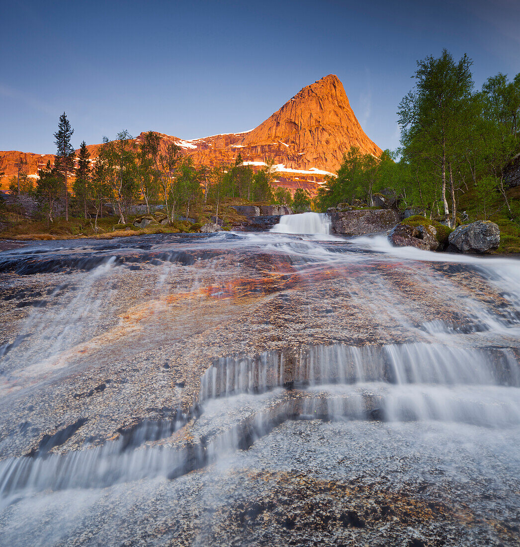 Bach fließt den Berg hinab, Kobbenestinden im Hintergrund, Kobbeneset, Storelva, Forsahavet, Ballangen, Nordland, Norwegen