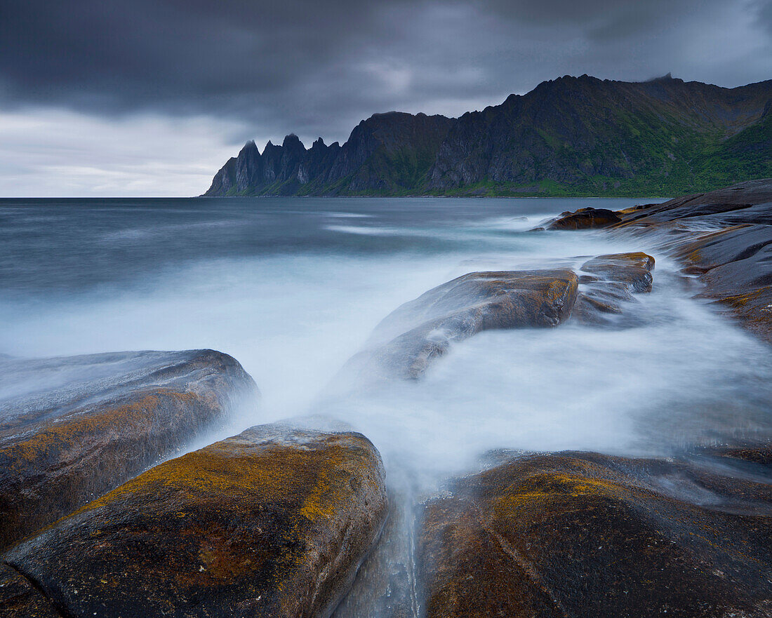 Fjordlandschaft bei Erstfjord, Senja Insel, Troms, Norwegen