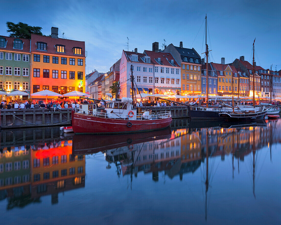 Cafes und Restaurants in Nyhavn im Abendlicht, Kopenhagen, Dänemark