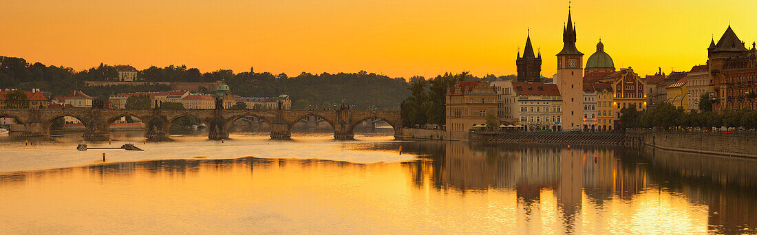 Blick über den Fluss Moldau auf die Altstadt von Prag und die Karlsbrücke im Abendlicht, Tschechien