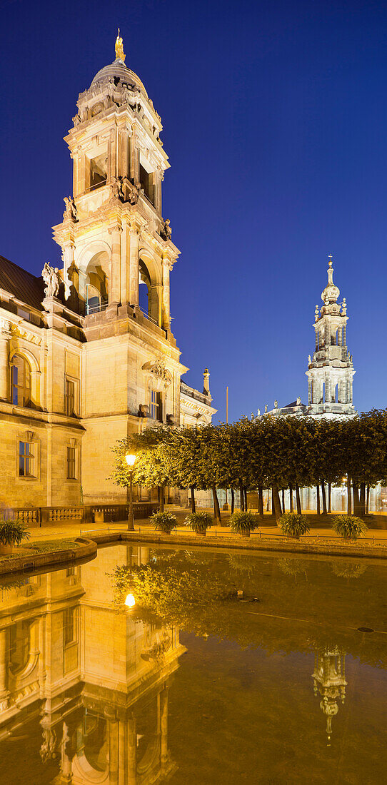 Die Katholische Hofkirche in Dresden spiegelt sich im Wasser, Dresden, Sachsen, Deutschland